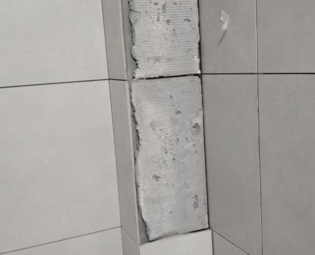 弋江瓷砖空鼓维修公司分享下瓷砖施工前基层浇水润湿程度不足，可能导致以下问题
