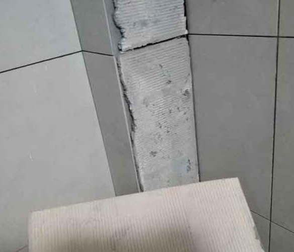 弋江瓷砖空鼓维修公司分享下厨房瓷砖脱落的补救措施。